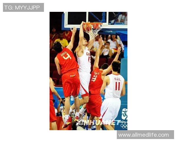 姚明微笑瞬间捕捉展现篮球巨星的亲和力与魅力