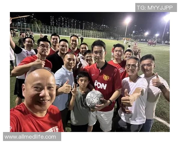 足球明星亲临现场签名视频揭秘球迷互动瞬间与独家幕后花絮